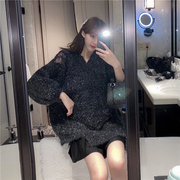 Hosszú és széles pulóver spitz nyakkivágással és fényes hatással