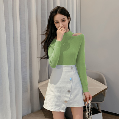 Modern női pulóver alacsony pólógallérral, kivágásokkal több színben