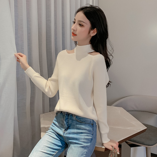 Modern női pulóver alacsony pólógallérral, kivágásokkal több színben