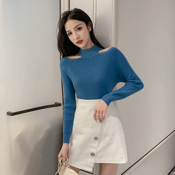 Modern női pulóver alacsony pólógallérral, kivágásokkal több színben