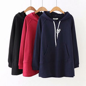 Női alkalmi pulóver kapucnival és zsebbel fekete, kék és piros színben