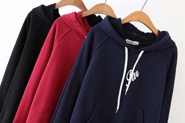 Női alkalmi pulóver kapucnival és zsebbel fekete, kék és piros színben