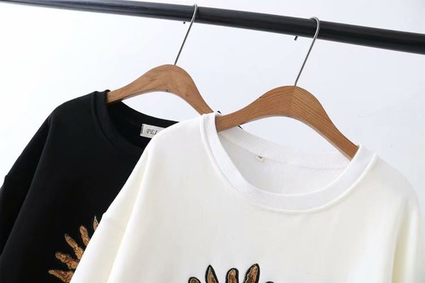 Alkalmi női blúz, hosszú ujjú, rátéttel, fehér és fekete színben