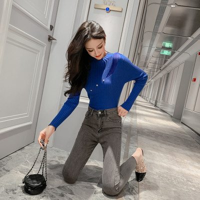 Μοντέρνο γυναικείο πουλόβερ  με χαμηλό κολάρο  και μακρύ μανίκι σε μπεζ, μπλε και μαύρο χρώμα