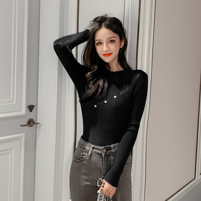 Μοντέρνο γυναικείο πουλόβερ  με χαμηλό κολάρο  και μακρύ μανίκι σε μπεζ, μπλε και μαύρο χρώμα