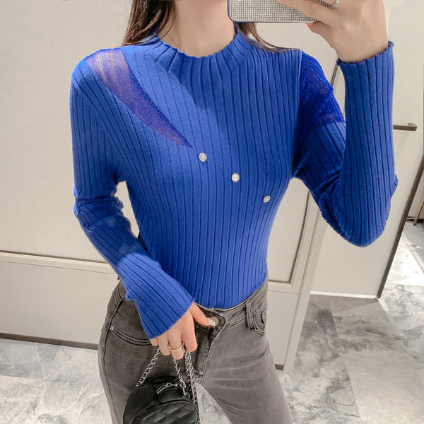 Μοντέρνο γυναικείο πουλόβερ  με χαμηλό κολάρο  και μακρύ μανίκι σε μπεζ, μπλε και μαύρο χρώμα