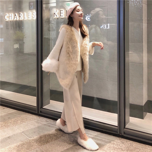 Μοντέρνο μακρύ γούνινο γιλέκο σε μπεζ χρώμα