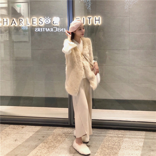 Μοντέρνο μακρύ γούνινο γιλέκο σε μπεζ χρώμα