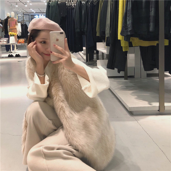 Μοντέρνο μακρύ γούνινο γιλέκο σε μπεζ χρώμα