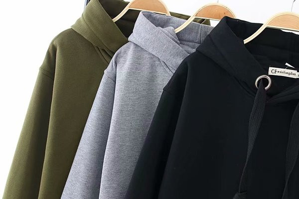 Casual γυναικείο μακρύ φούτερ  με κουκούλα και κορδόνια σε γκρι, πράσινο και μαύρο χρώμα