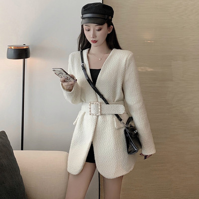 Елегантно дамско палто с V-образно деколте и колан в бял и черен цвят 