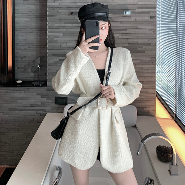 Κομψό γυναικείο παλτό με V λαιμόκοψη και ζώνη σε λευκό και μαύρο χρώμα