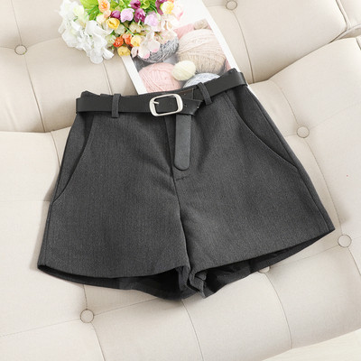 Μοντέρνα γυναικεία σορτς σε γκρι και μαύρο με ζώνη και ψηλή μέση