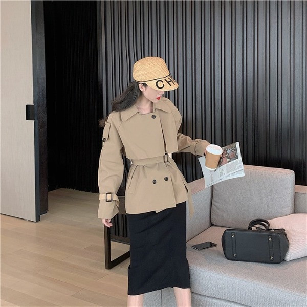 Γυναικείο κοντό φθινοπωρινό παλτό σε καφέ χρώμα