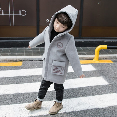 Μοντέρνο παιδικό παλτό με κουκούλα και εφαρμογή σε γκρι και καφέ χρώμα