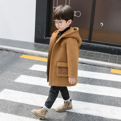 Μοντέρνο παιδικό παλτό με κουκούλα και εφαρμογή σε γκρι και καφέ χρώμα