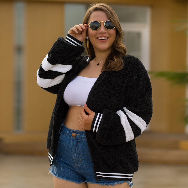 Μοντέρνο γυναικείο φούτερ με φερμουάρ και τσέπη σε μαύρο χρώμα