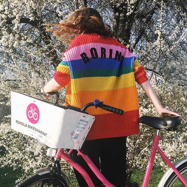 Női alkalmi színes mellény gombokkal és felirattal