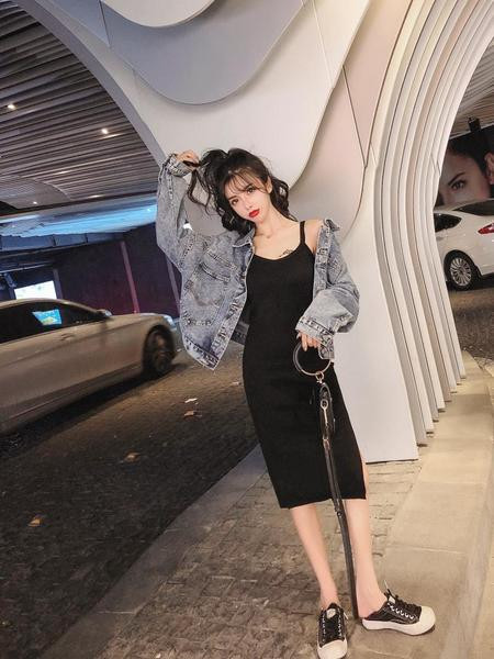 Modern rövid farmerdzseki rátéttel és flitterekkel