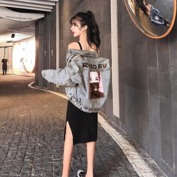 Modern rövid farmerdzseki rátéttel és flitterekkel