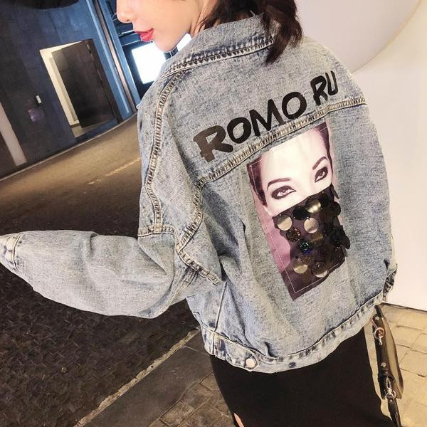 Modern rövid farmerdzseki rátéttel és flitterekkel