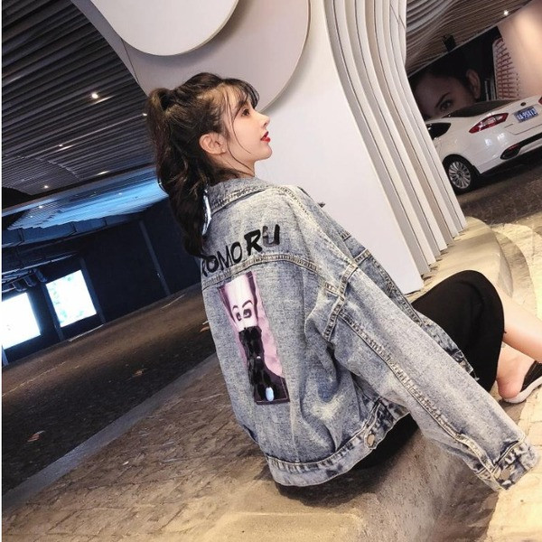 Modern rövid farmerdzseki rátéttel és flitterekkel