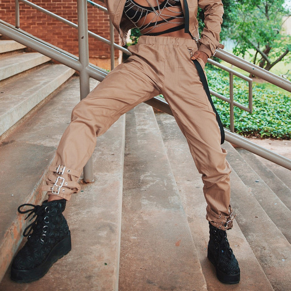 Stílusos női nadrág fekete és bézs színben, magas derékkal