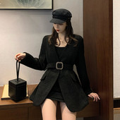 Modern női kabát mély nyakkivágással és övvel, két színben