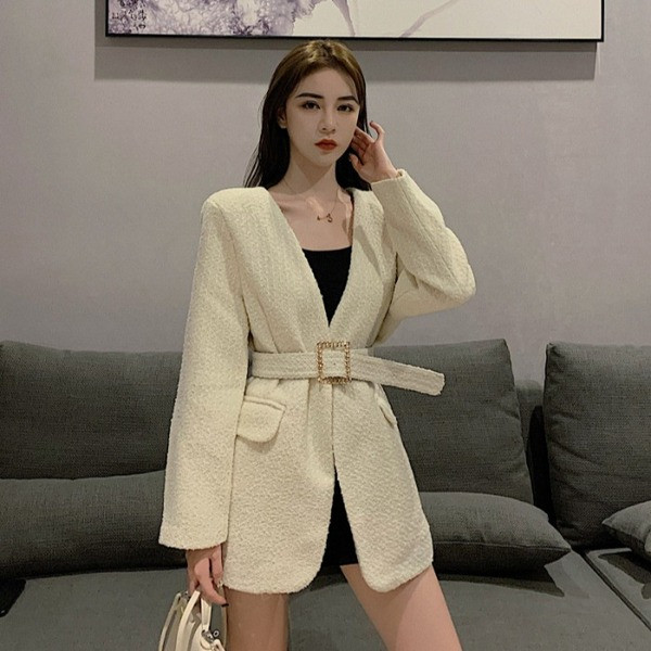 Modern női kabát mély nyakkivágással és övvel, két színben