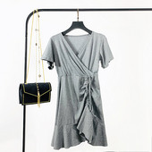 Alkalmi női ruha spitz nyakkivágással és rövid ujjú szürke, narancssárga és fekete színben