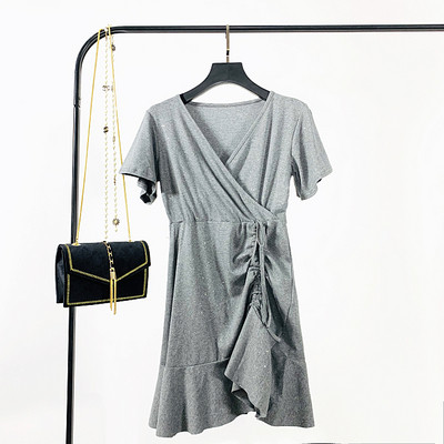 Alkalmi női ruha spitz nyakkivágással és rövid ujjú szürke, narancssárga és fekete színben