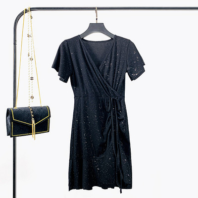 Alkalmi női ruha spitz nyakkivágással és rövid ujjú szürke, narancssárga és fekete színben