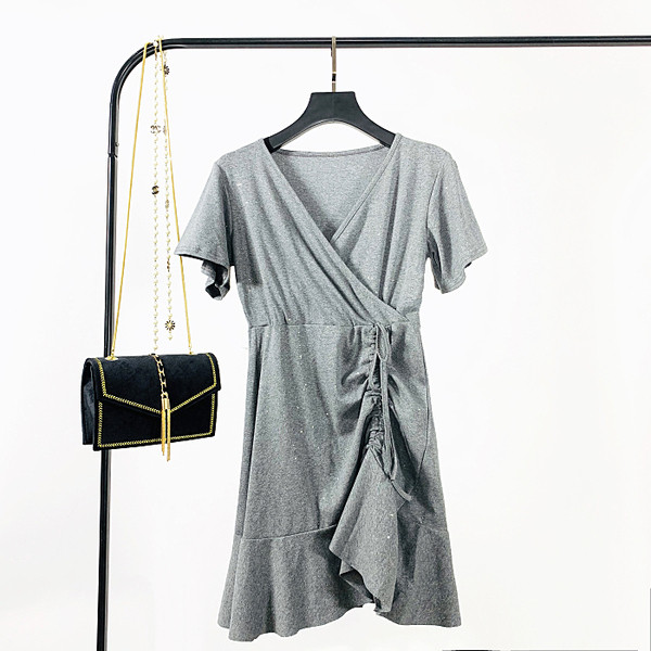 Alkalmi női ruha spitz nyakkivágással és rövid ujjú szürke, narancssárga és fekete színben