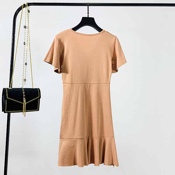 Alkalmi női ruha spitz nyakkivágással és rövid ujjú szürke, narancssárga és fekete színben