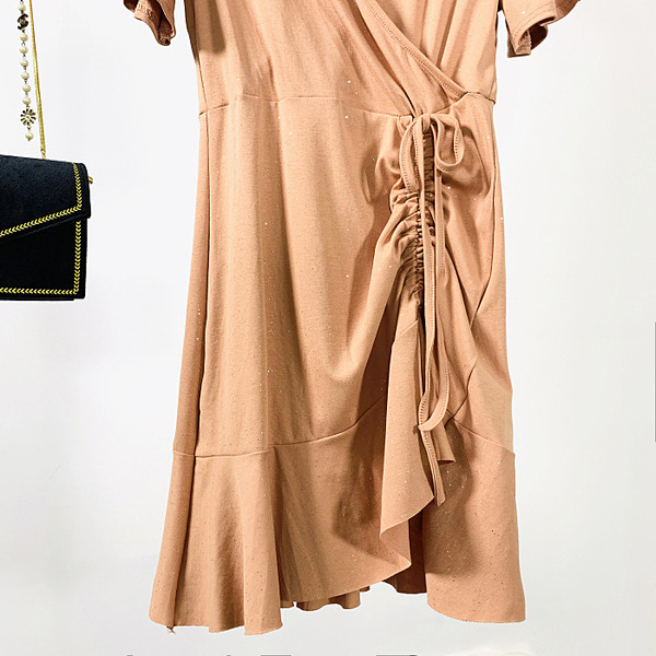 Alkalmi női ruha spitz nyakkivágással és rövid ujjú szürke, narancssárga és fekete színben