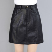 Σύγχρονη γυναικεία φούστα μοντέρνα με μαύρη δερμάτινη τσέπη