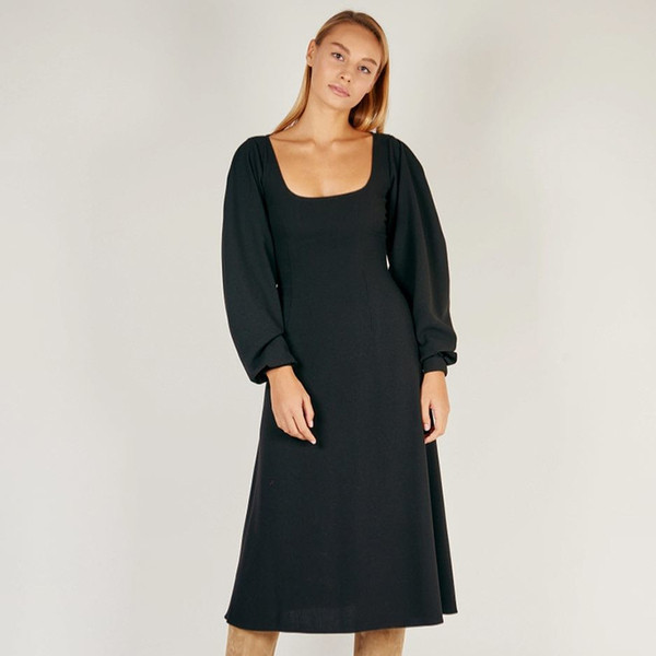 Női alkalmi ruha hosszú ujjal és szögletes nyakkivágással, fekete színben