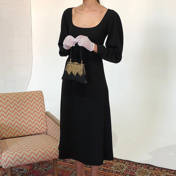 Női alkalmi ruha hosszú ujjal és szögletes nyakkivágással, fekete színben