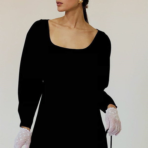 Női alkalmi ruha hosszú ujjal és szögletes nyakkivágással, fekete színben