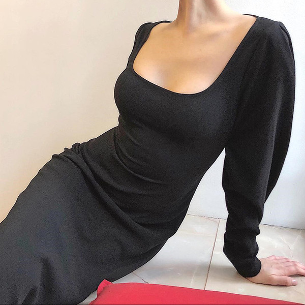 Női alkalmi ruha hosszú ujjal és szögletes nyakkivágással, fekete színben