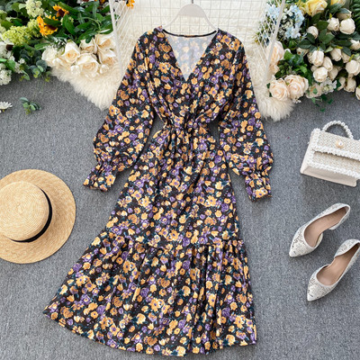 Modern női ruha virágmintával, V-nyakkal