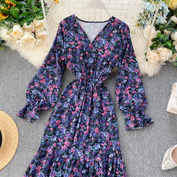 Modern női ruha virágmintával, V-nyakkal