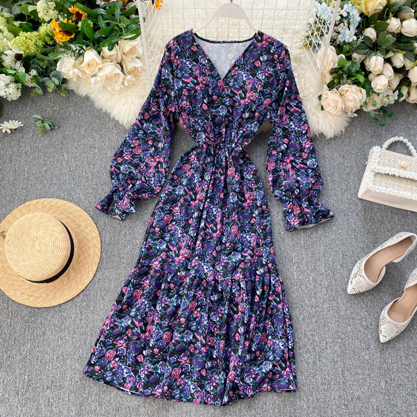 Modern női ruha virágmintával, V-nyakkal