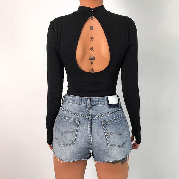 Дамско ежедневно боди в черен цвят с гол гръб и надпис