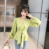 Bluză de damă decupată cu decolteu spitz și legături în talie