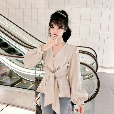 Bluză de damă decupată cu decolteu spitz și legături în talie