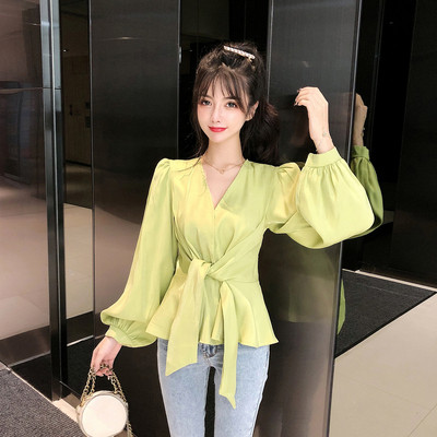 Bluză de damă decupată cu decolteu spitz și legături în talie