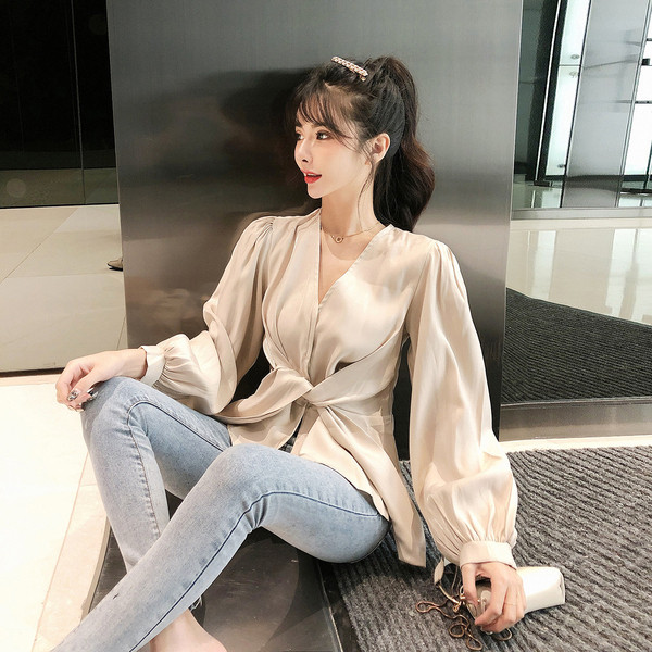 Bluză de damă decupată cu decolteu spitz și legături în talie