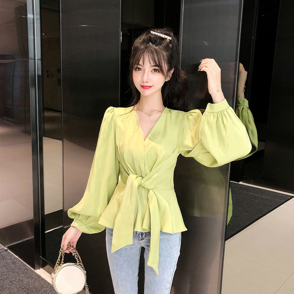 Bluză de damă decupată cu decolteu spitz și legături în talie