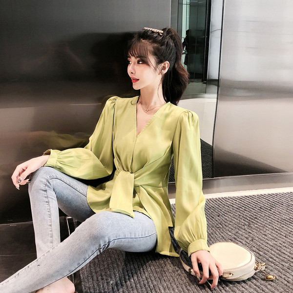 Bluză de damă decupată cu decolteu spitz și legături în talie